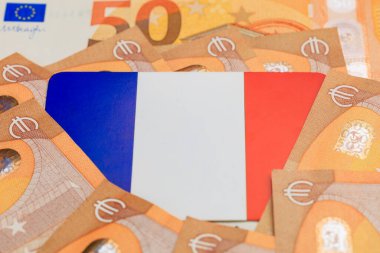 Avrupa para birimi avro ile çevrili Fransız bayrağı finans ve ekonomiyi sembolize ediyor.