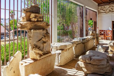 Antik Yunan harabeleri güneşli avluda mimari ayrıntılarla.