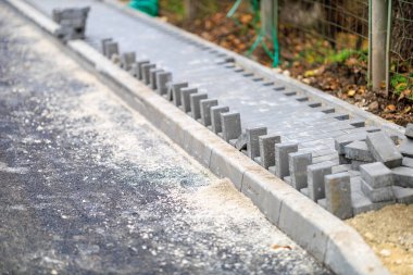 Şehir caddesinde beton kaldırımları olan tamamlanmamış kaldırım inşaatı.