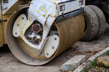 İnşaat alanındaki güçlü yol silindiri makinesi.