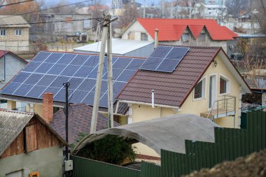 Konut alanının çatısında güneş panelleri olan banliyö evi..
