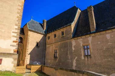 Açık mavi gökyüzünün altında Avrupa 'nın tarihi şatosu.