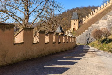 İlkbaharın başlarında kulesi ve taş duvarları olan tarihi Karlstejn Kalesi yolu.