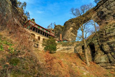 Sonbahar Bohemler Ulusal Parkı 'nda tarihi dağ kulübesi.