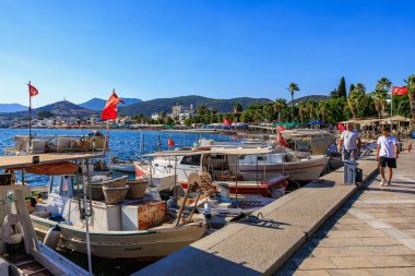 Güneşli bir günde Bodrum Marina 'nın tekneli ve insanlı manzarası. 5 Ağustos 2025, Bodrum Türkiye.