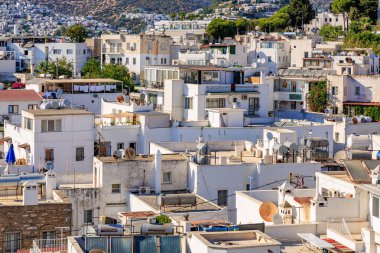 Akdeniz 'in beyaz binaları ve tepeleri olan manzaralı şehir çatıları. 5 Ağustos 2025, Bodrum Türkiye.