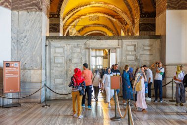 Turistler çeşitli ziyaretçilerle ikonik tarihi yapıları keşfediyorlar. 12 Ağustos 2025 İstanbul Türkiye.