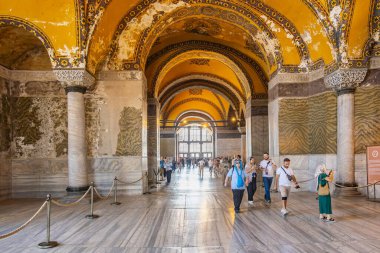 Ziyaretçiler, Sogia 'nın görkemli iç kemerlerini keşfediyorlar. 12 Ağustos 2025 İstanbul Türkiye.