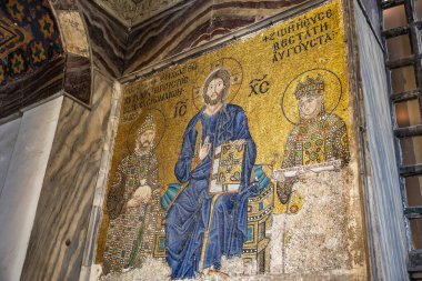 Bizans mozaiğinde dini sahneler, tarihi bir ortamda üç erkek figürü tasvir ediliyor. 12 Ağustos 2025 İstanbul Türkiye.