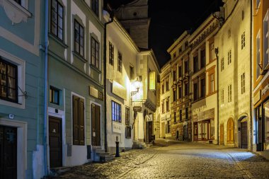 Çekici mimarisi olan tarihi Avrupa kaldırım taşı caddesi gece görüşü. 20 Mart 2025, Cesky Krumlov, Çek.