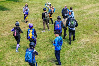 Hava dalışı macerasına hazırlanan çok ırklı yetişkinler grubu. 31 Mayıs 2025 Vadul lui Voda Moldova.