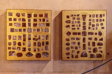 Duvarında altın ve kırmızı taş karolar olan mozaik sanat panelleri. 19 Mart 2025, Karlstejn, Çek Cumhuriyeti.