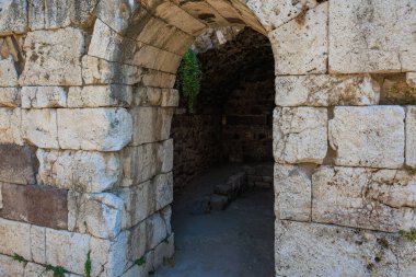 Tarihi harabelerde, güneşli iç geçitli antik taş kemer yolu. İzmir, İzmir 'de antik İzmir kalıntıları.