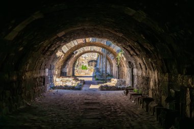 Tarihi harabelerde güneşli kemerli antik taş geçit. İzmir, İzmir 'de antik İzmir kalıntıları.