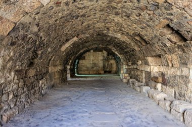 Tavanı kemerli ve duvarları dokulu antik taş tünel. İzmir, İzmir 'de antik İzmir kalıntıları.