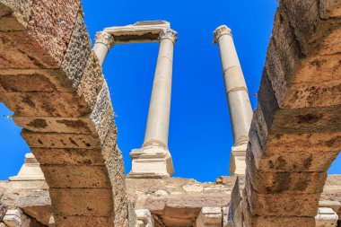 Eski Roma harabeleri yıpranmış sütunları ve berrak mavi gökyüzü. İzmir, İzmir 'de antik İzmir kalıntıları.