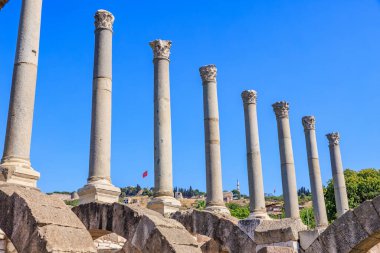 Açık bir günde antik Roma sütunları perge 'de. İzmir, İzmir 'de antik İzmir kalıntıları.