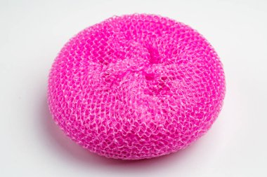 Pembe sünger beyaz arka planda duruyor. Sünger yumuşak ve yumuşaktır ve bir temizlik aracıdır.