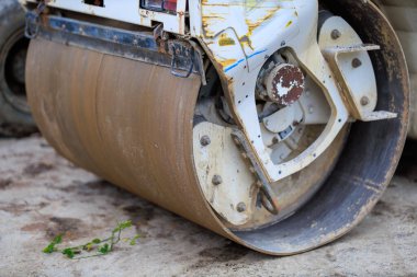 Paslı ve boya izli endüstriyel buharlı asfalt rulo..