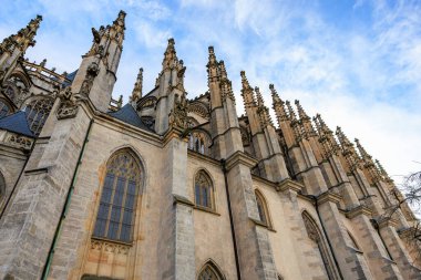 Tarihi katedralin Gotik mimarisi. Süslü kuleleri ve taş cepheleri var..