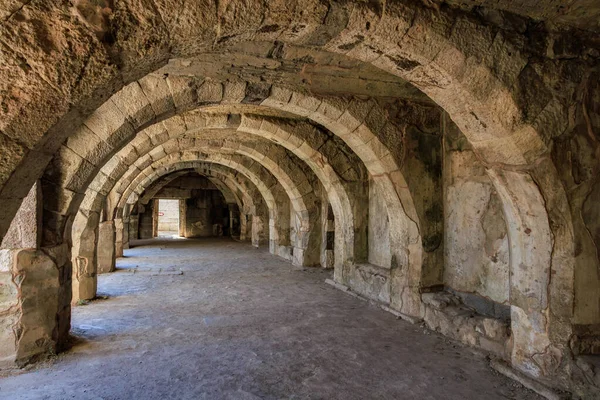 Tarihi mimarisi ve kırsal detayları olan antik taş kemer yolu tüneli. İzmir, İzmir 'de antik İzmir kalıntıları.