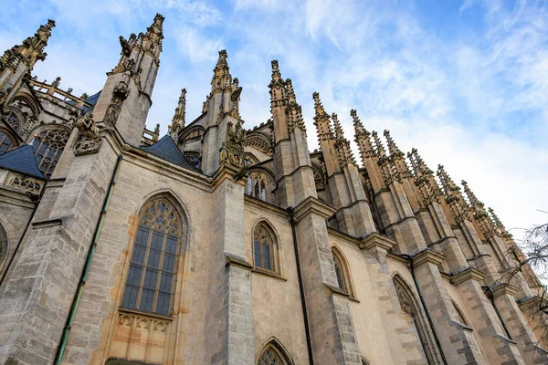 Tarihi katedralin Gotik mimarisi. Süslü kuleleri ve taş cepheleri var..