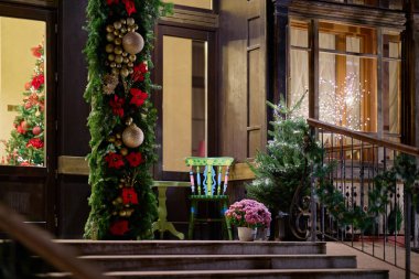 Dekoratif yeşillik ve noel süslemeleriyle birlikte tatil balkonları..