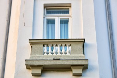 Tarihi bina üzerinde klasik balkonu olan zarif şehir mimarisi.