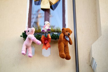 Asılan oyuncak ayılar ve şehir penceresinin eşiğinde tek boynuzlu at..