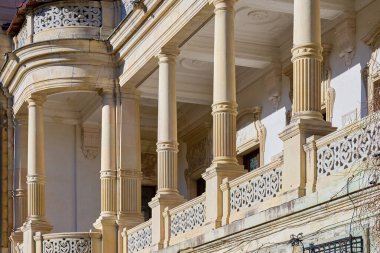 Sütunlar ve sütunlarla dolu tarihi bir binanın mimari detaylarını süsle.