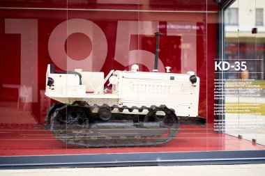 1951 kd-35 klasik traktör görüntüsü kırmızı sergi ayarında. 12 Aralık 2025 Romanya.