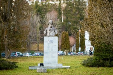 Açık hava parkındaki tarihi erkek figürünün bronz büstü heykeli. 13 Aralık 2025 Sinaia Romanya.