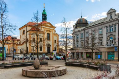 Avrupa 'nın fıskiye ve klasik mimarisi ile tarihi meydan. 17 Mart 2025, Benesov, Çek Cumhuriyeti.