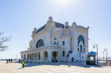 Karadeniz kıyısındaki Köstence Kumarhanesi 'nin tarihi sanat eseri. 3 Mayıs 2025 Romanya.