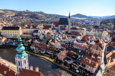 Cesky Krumlov 'un tarihi binaları ve nehri manzaralı görüntüsü. 20 Mart 2025, Cesky Krumlov, Çek.