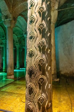 İstanbul 'un bazilika sarnıçlarında süslü tabanlı antik Bizans sütunu.