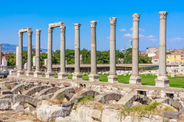 Açık mavi gökyüzünün altında sütunları olan antik Roma agora kalıntıları. İzmir, İzmir 'de antik İzmir kalıntıları.