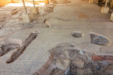 Geometrik desenleri ve açıkta kalmış tuğlaları olan antik Roma mozaik zemini. İzmir, İzmir 'de antik İzmir kalıntıları.