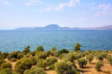 Türkiye 'de Bafa Gölü' nün sakin manzarası.