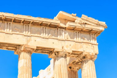 Binanın bir sürü sütunu var ve çok eski. Sütunlar taştan ve bina çok yüksek.