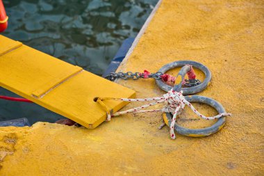 Sarı liman iskelesine halatla bağlanmış halat güvenli demirleme için..