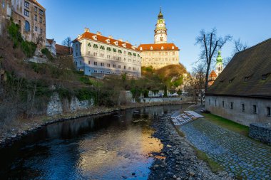 Cesky Krumlov kalesi gün batımında Vltava nehrine yansıdı.