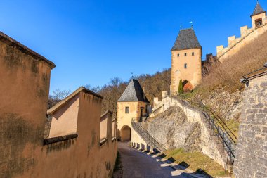Czech cumhuriyetindeki güzel Karlstejn kalesi açık mavi gökyüzü altında.