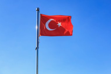 Türk Ulusal Bayrağı Açık Mavi Gökyüzüne Karşı Dalgalanıyor.