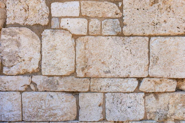 Yıpranmış yüzeyi ve kendine özgü tuğla desenleri olan antik taş duvar. İzmir, İzmir 'de antik İzmir kalıntıları.