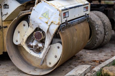 Endüstriyel yol silindiri inşaat sahasına yakın..
