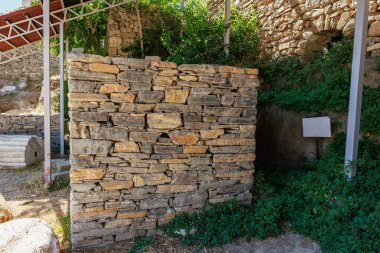 Tarihi harabelerde yeşilliği ve imzası olan antik taş duvar..