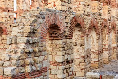 Antik Roma tuğlası ve kemerli taş duvar.