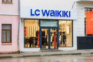 Lc waikiki modern cam girişi olan şehir ortamında vitrin önü. 10 Aralık 2025, Beltsy Moldova.