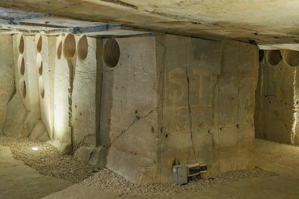 Dairesel oymalar ve grafiti ile tarihi kireçtaşı ocağı. 6 Nisan 2025 Branesti, Moldova.